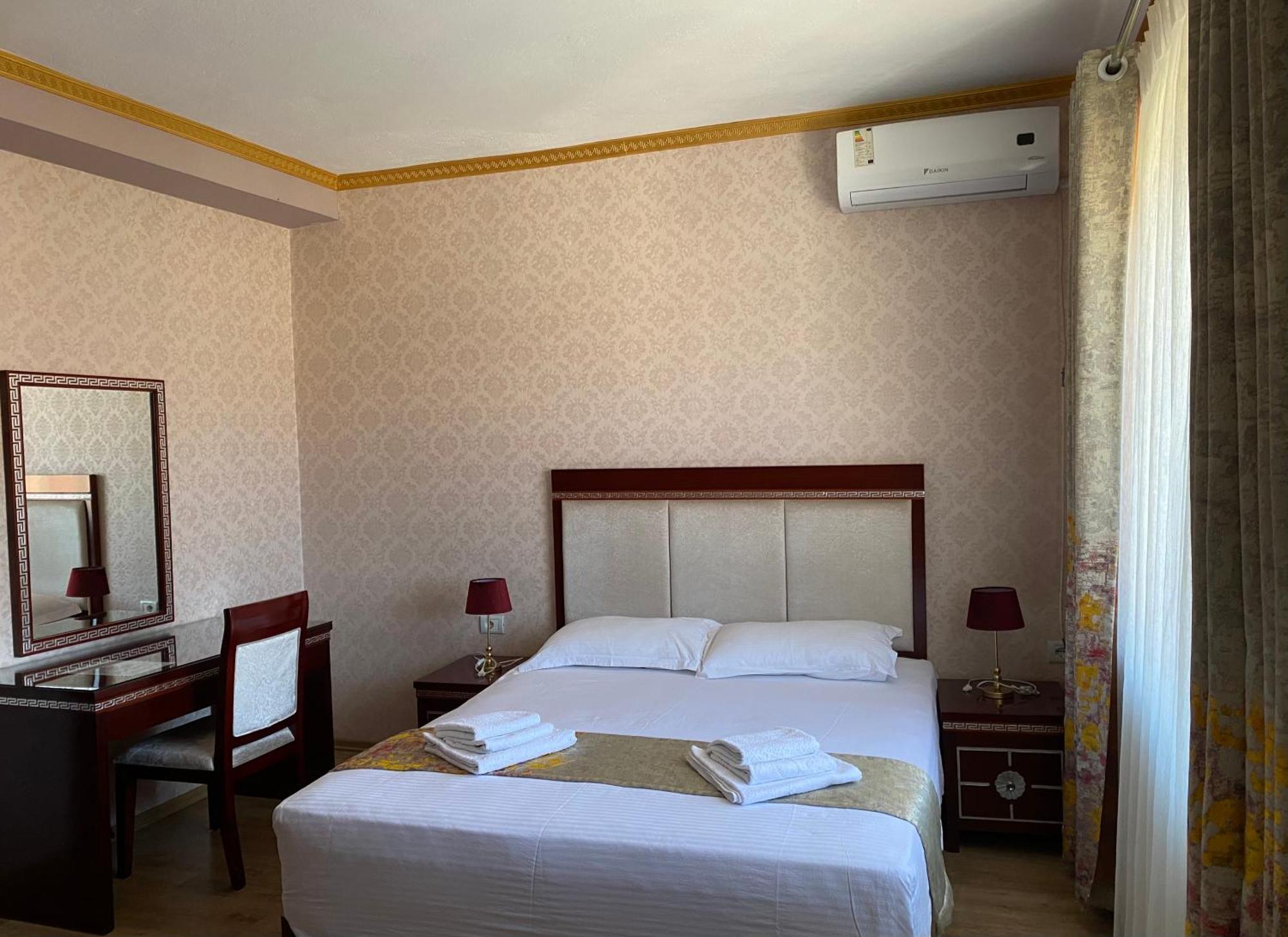 British Hotel Pogradec Eksteriør billede